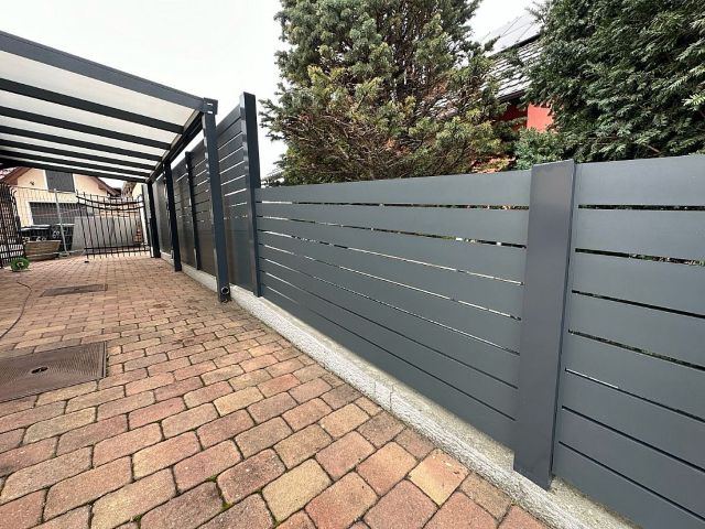 Plot, který ladí s pergolou a garážovým stáním